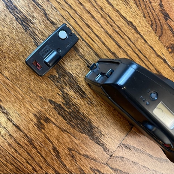 Canon Black Film Photography Camera with Autofocus and Built-in Flash - Picture 8 of 8